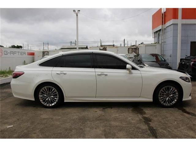 CROWN sedan hybrid