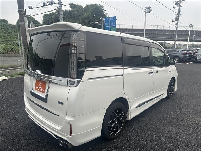 VOXY HYBRID
