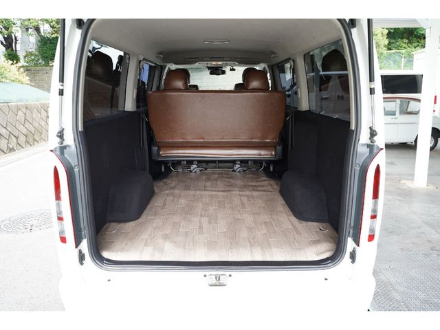REGIUSACE 2WD van