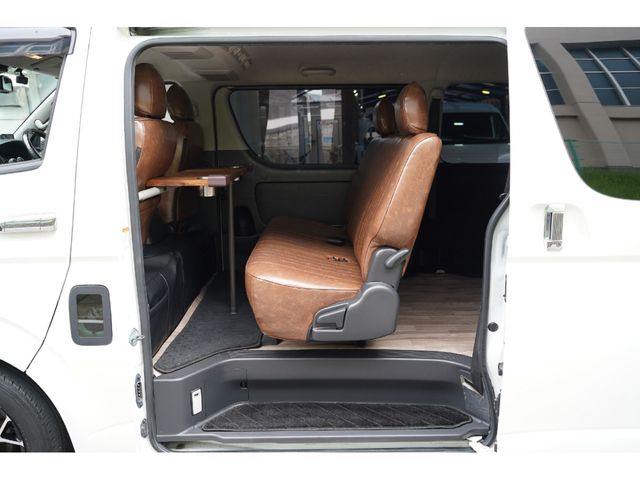 REGIUSACE 2WD van