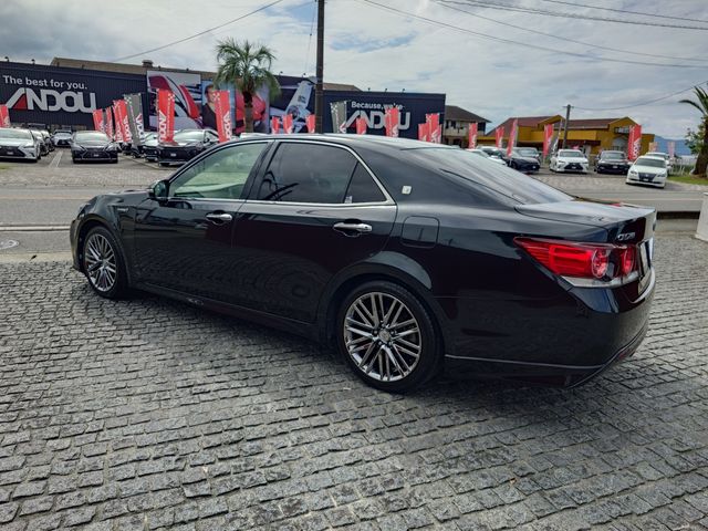 CROWN sedan hybrid