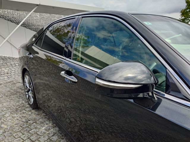 CROWN sedan hybrid