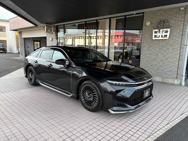 CROWN sedan hybrid