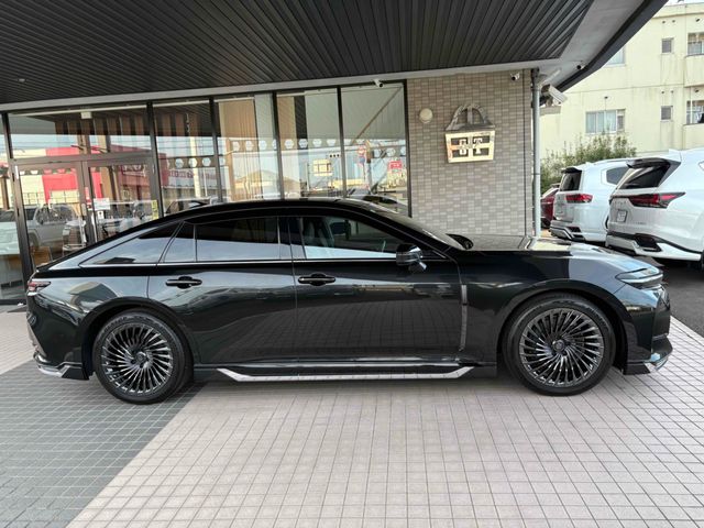 CROWN sedan hybrid
