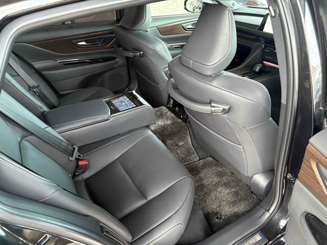 CROWN sedan hybrid
