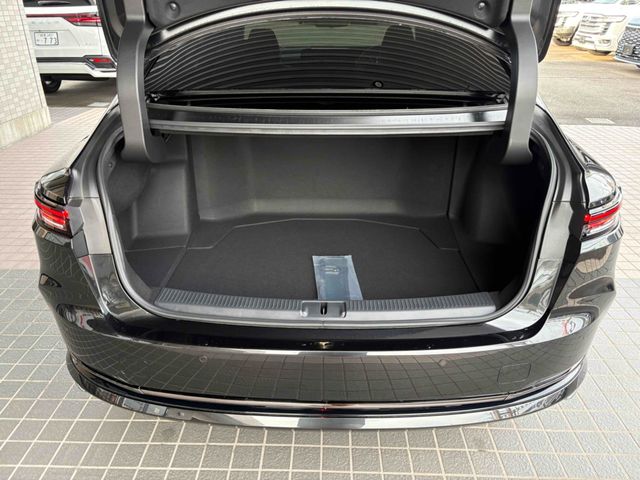 CROWN sedan hybrid