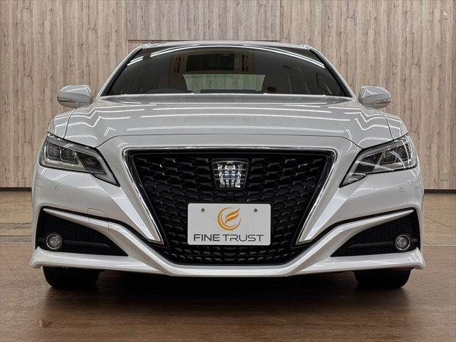CROWN sedan hybrid