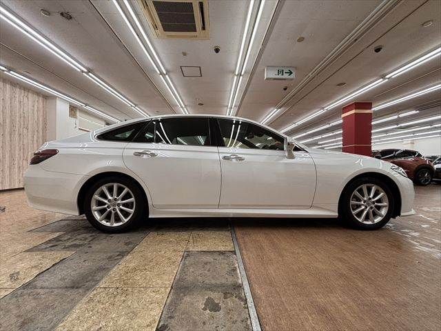 CROWN sedan hybrid