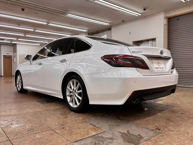 CROWN sedan hybrid