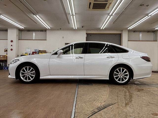 CROWN sedan hybrid
