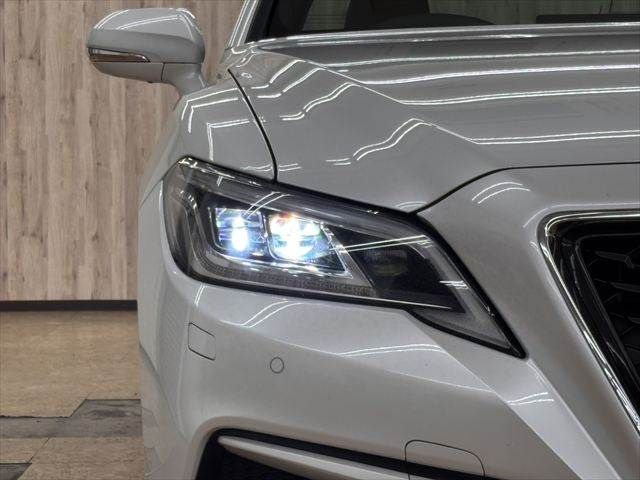 CROWN sedan hybrid