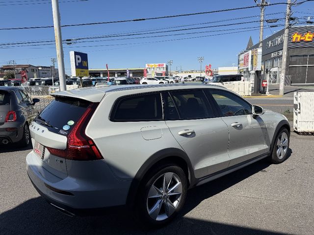 VOLVO V60 CROSS COUNTRY