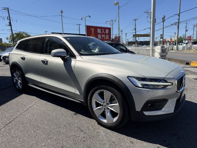 VOLVO V60 CROSS COUNTRY