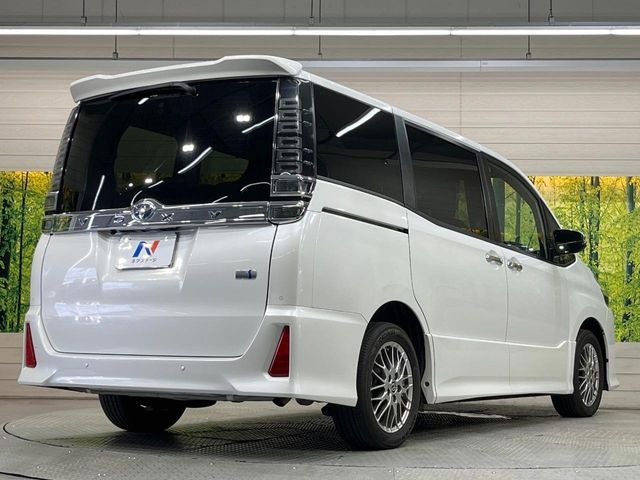 VOXY HYBRID