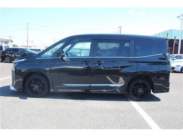 VOXY HYBRID 4WD