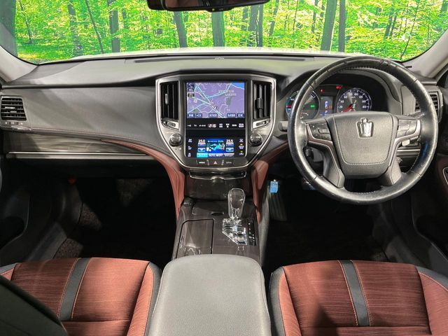 CROWN sedan hybrid