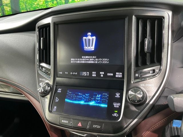 CROWN sedan hybrid