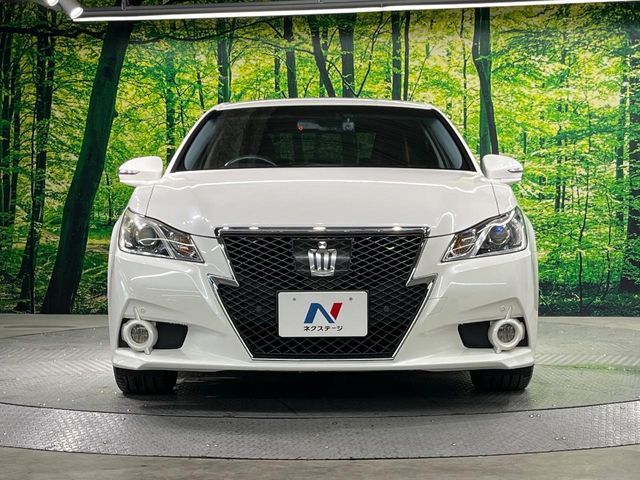 CROWN sedan hybrid