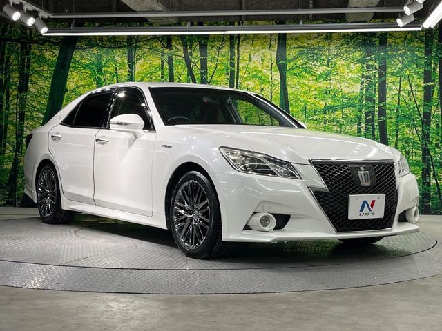 CROWN sedan hybrid