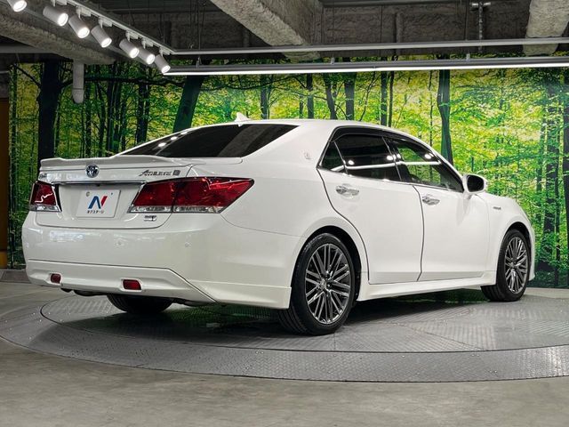 CROWN sedan hybrid
