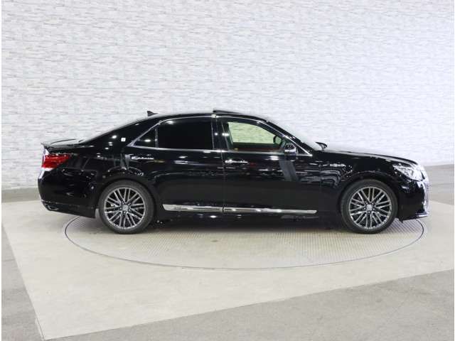 CROWN sedan hybrid