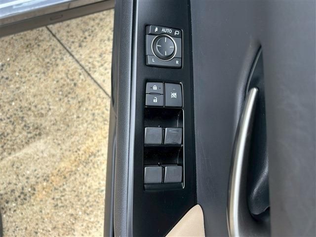 LEXUS UX200