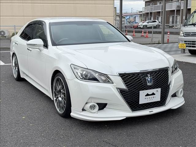 CROWN sedan hybrid