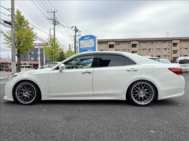 CROWN sedan hybrid