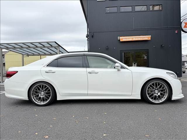 CROWN sedan hybrid