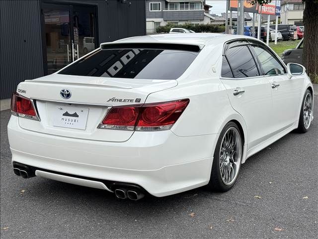 CROWN sedan hybrid