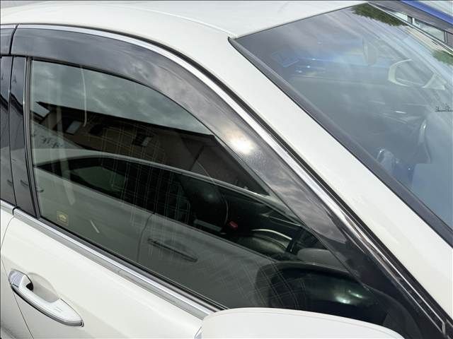 CROWN sedan hybrid