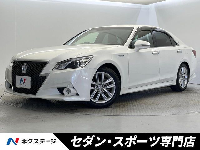 CROWN sedan hybrid