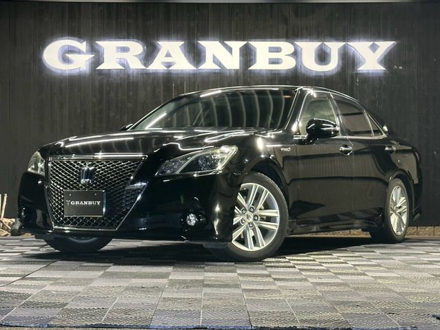 CROWN sedan hybrid