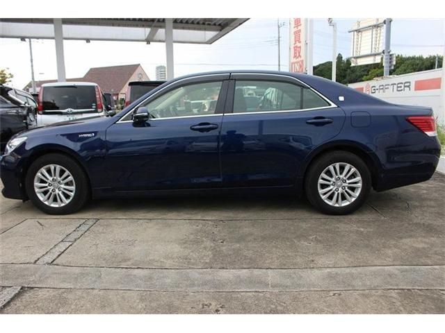 CROWN sedan hybrid