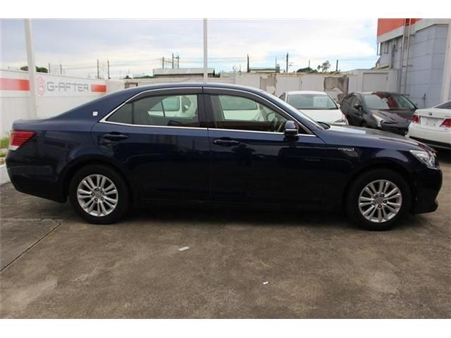 CROWN sedan hybrid