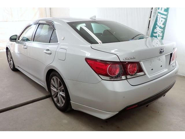 CROWN sedan hybrid