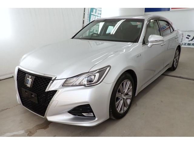 CROWN sedan hybrid