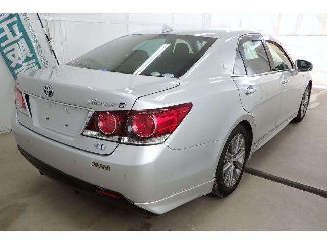 CROWN sedan hybrid