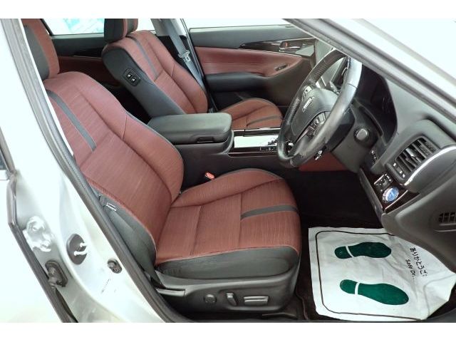 CROWN sedan hybrid