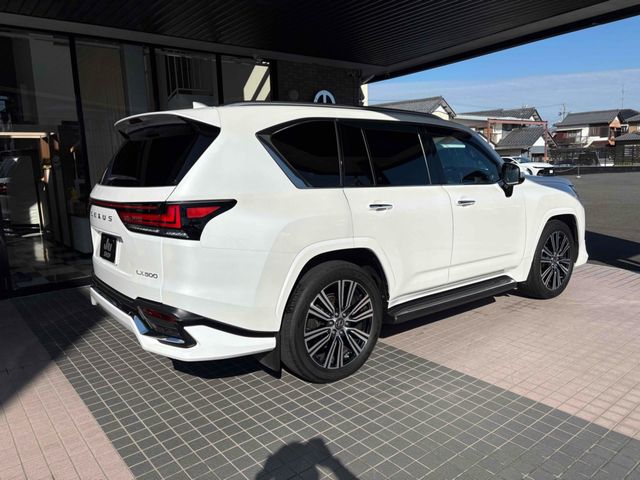 LEXUS LX600