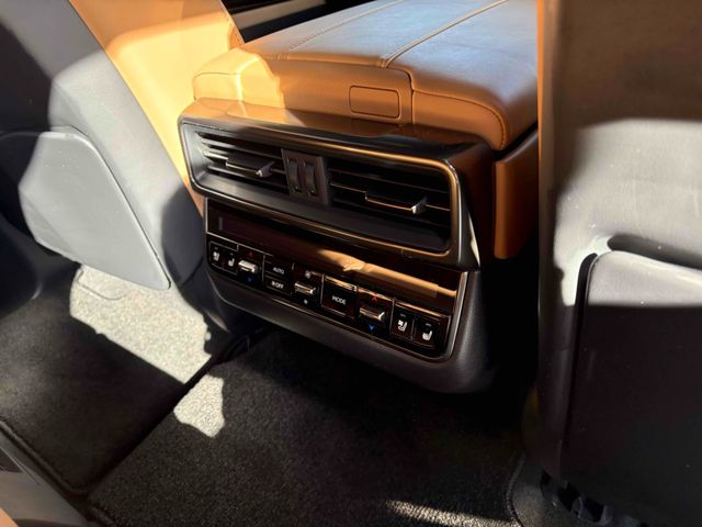 LEXUS LX600