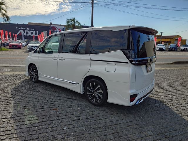 VOXY HYBRID
