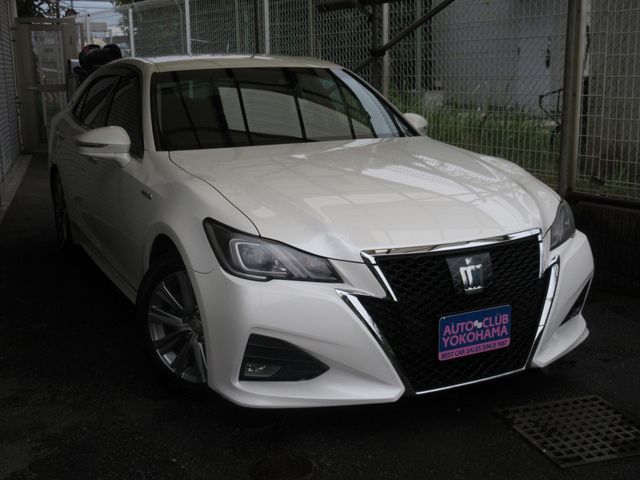CROWN sedan hybrid