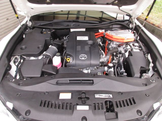 CROWN sedan hybrid
