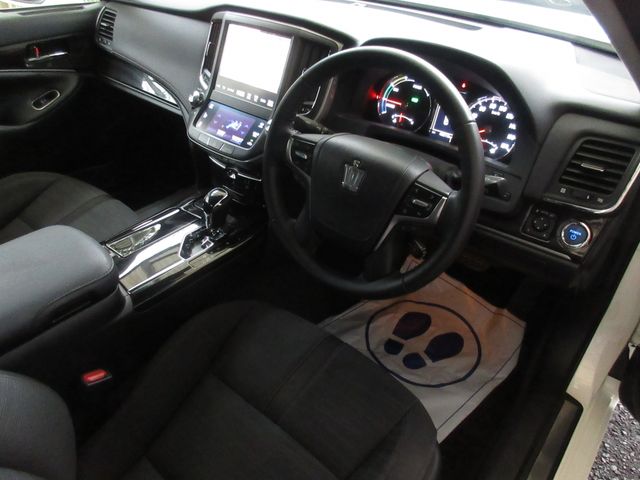 CROWN sedan hybrid
