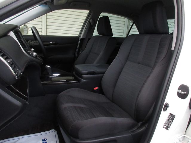CROWN sedan hybrid