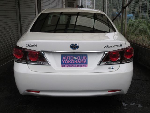 CROWN sedan hybrid