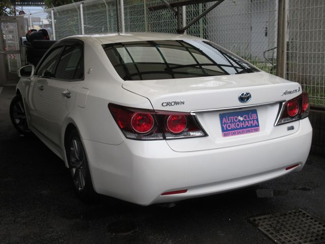 CROWN sedan hybrid
