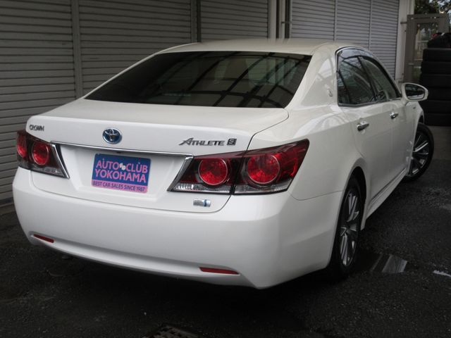CROWN sedan hybrid