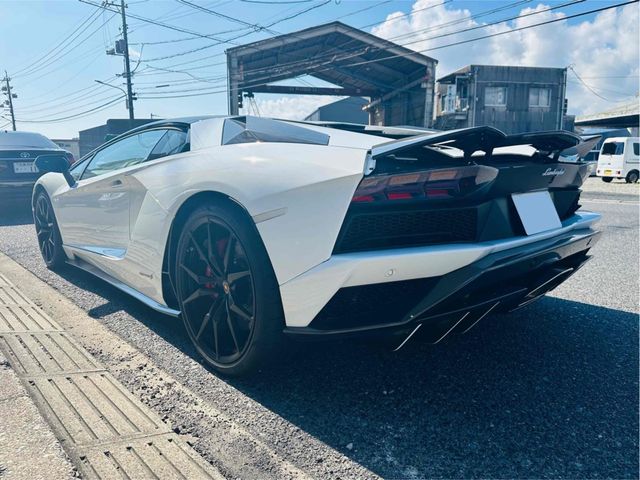 LAMBORGHINI Aventador